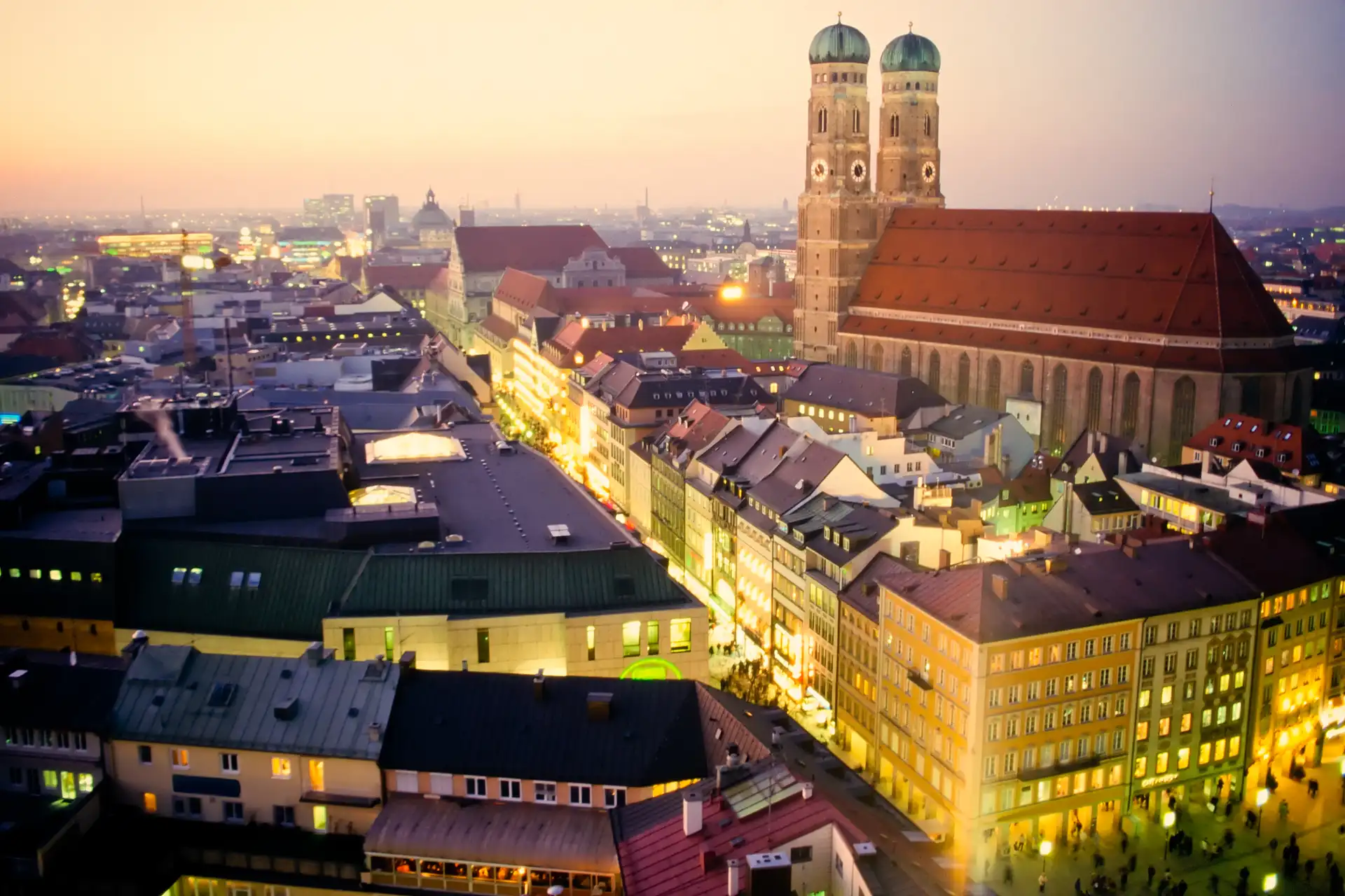 Frauenkirche in München bei Abenddämmerung